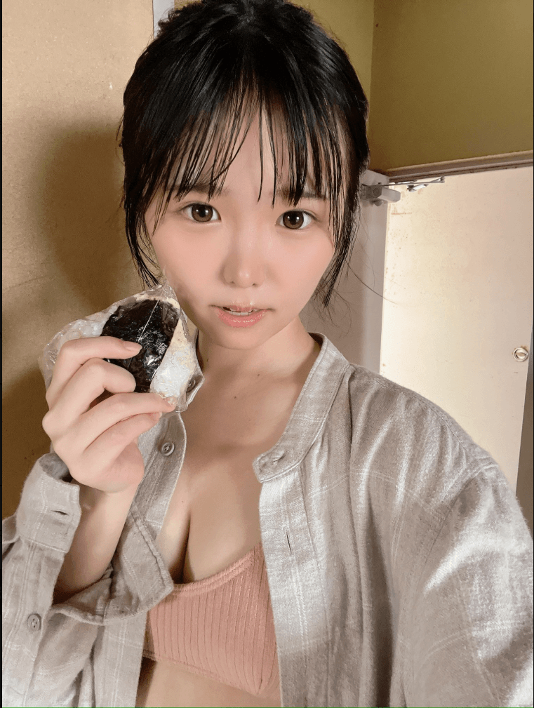 「FLASH」（26年7月14日発売号）に登場した鈴もものオフショット　本人のX（@love___oxo）より