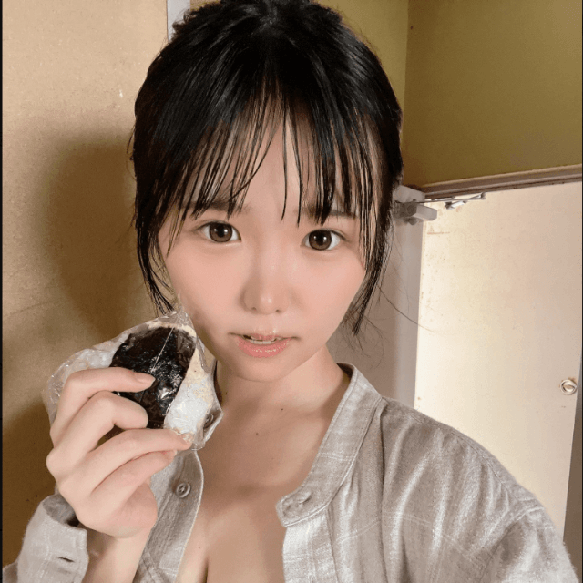 「FLASH」（26年7月14日発売号）に登場した鈴もものオフショット　本人のX（@love___oxo）より