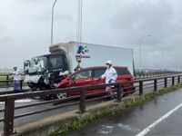 トラックと乗用車が正面衝突　高齢の女性が心肺停止の状態で搬送　宮城・利府町