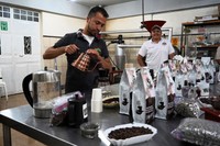 コーヒー生産者組合アソバグリのメンバーら=2024年9月17日、グアテマラ西部バリリャス、荒ちひろ撮影