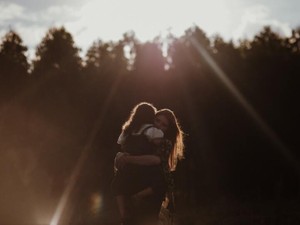 「強い子」になんてなりたくなかった。両親の離婚に涙を隠し通した私