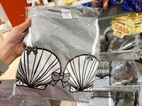 ホタテ水着のTシャツも販売されています。 ※阿部学さん提供