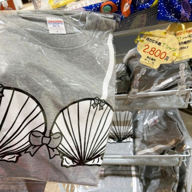 ホタテ水着のTシャツも販売されています。 ※阿部学さん提供