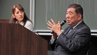 シンポジウムを主催したジャーナリストの深月ユリア氏（左）と前首相の石破茂氏＝都内の専修大学神田キャンパス（撮影・白坂和哉）