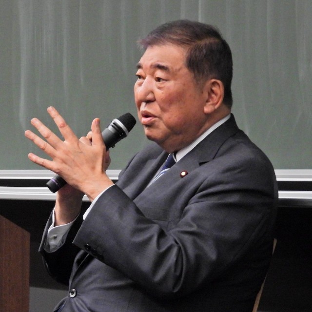 シンポジウムを主催したジャーナリストの深月ユリア氏（左）と前首相の石破茂氏＝都内の専修大学神田キャンパス（撮影・白坂和哉）