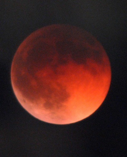 皆既月食で赤くなった満月（２００７年８月２８日午後８時５分、京都新聞社屋上から）