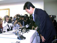 暴行事件について記者会見し頭を下げる島田紳助さん＝2011年撮影