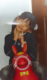 ＜ビフォー＞幼少期のお気に入りポーズ／ことさん（@_koto.8）提供