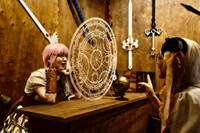 利用イメージ…ウイルスを防ぎながらファンタジーの世界が広がります。写っているお二人は、匠工芸専属のモデルの方で、左側の女性は同社の社員も兼務しているSuzu（@Suzu_momoi）さんとのことです（提供：匠工芸）