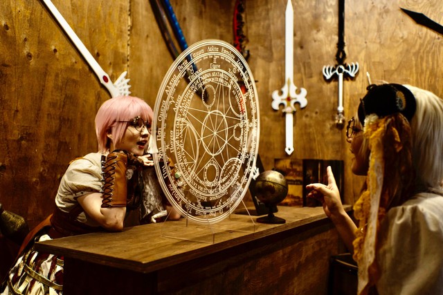 利用イメージ…ウイルスを防ぎながらファンタジーの世界が広がります。写っているお二人は、匠工芸専属のモデルの方で、左側の女性は同社の社員も兼務しているSuzu（@Suzu_momoi）さんとのことです（提供：匠工芸）