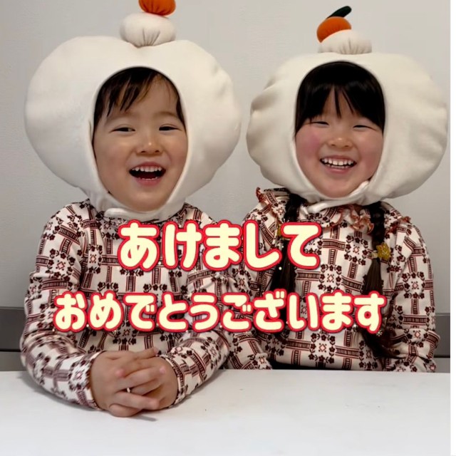 ふたりで仲良く新年のご挨拶！仲良し双子の『寝相図鑑』が話題に（提供：@_reimi.twins_さん）
