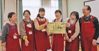 ３００回を迎えた「ふれあいミニ喫茶」を運営する民生委員ら（京都市伏見区・深草小）