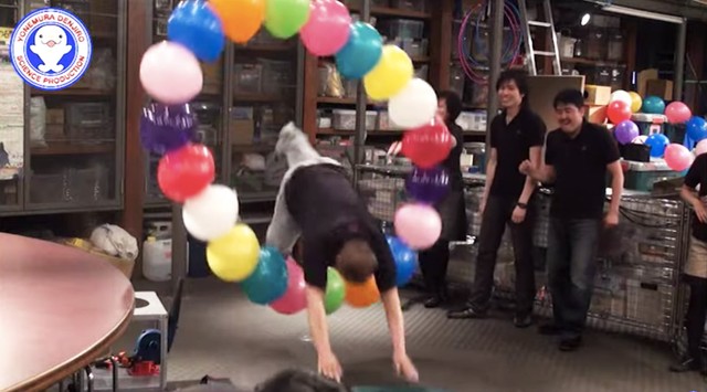 体ごと風船ぐるぐるの間をスルリとお見事！（提供：米村でんじろうプロダクション）