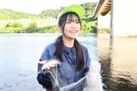 最年少組合員となった真庭悠萌さん＝島根県益田市、高津川