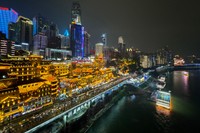 長江を臨む重慶市の夜景。昔、船乗りが食べていたという火鍋が名物だ＝‎2024‎年‎11月1日、中国・重慶市