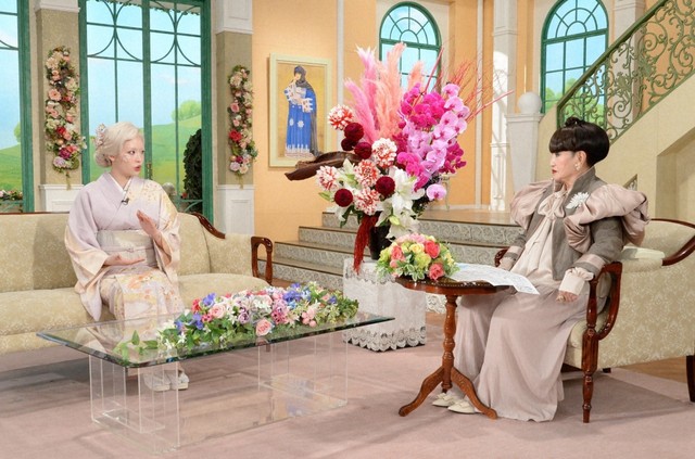 黒柳徹子さん（右）とトークを展開するちゃんみなさん