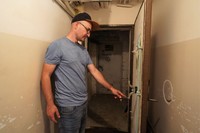 冷戦時代につくられた集合住宅の地下シェルター。2枚扉の構造になっている＝2023年6月4日、ワルシャワ、荒ちひろ撮影