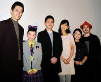 舞台あいさつに登場した（左から）三浦誠己、杉山優奈、吉沢悠、小西真奈美、原日出子、榊英雄監督