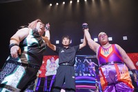 白星の名乗りを受けるアジャコング（左）と伊藤薫＝スターダム24年4・27横浜BUNTAI大会 ⓒSTARDOM