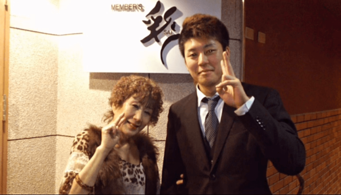 ラウンジのボーイとして働いていた頃／岡田さん（@masato15）提供