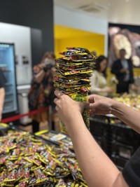 ジェンガのように積み袋からはみ出している…が、これもセーフ　
