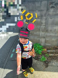 嬉しそうに踏切を実演する息子さん（提供：@ginmugi0205さん）

