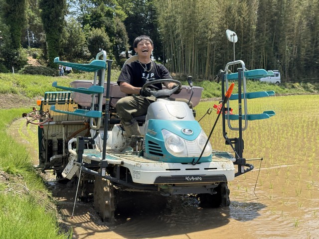 田植え機を運転するFJPのメンバー（提供：FJP）