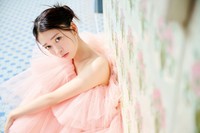 「鈴原希実 1st写真集届け」掲載カット【撮影／熊木優】