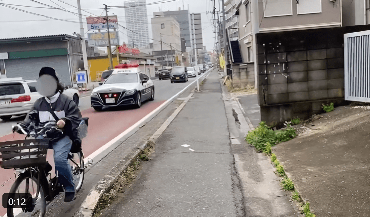自転車を追い越すことができないため発生した渋滞