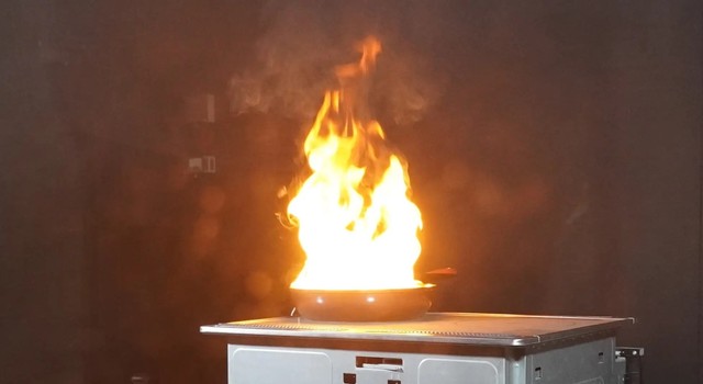 危険な方法で揚げ物調理を行った際のフライパン発火の様子（実証実験）※実証実験は、NITEの試験室にて、十分な安全性を確保した上で実施しました（提供画像）