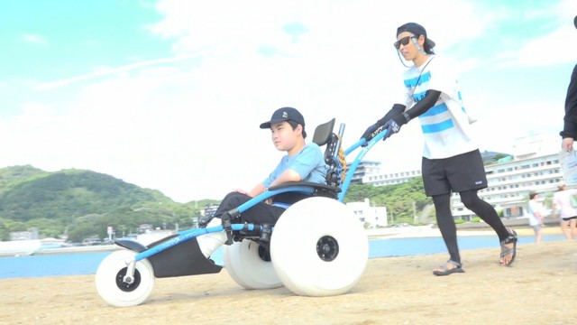 車いすでエンジェルロードを渡る参加者　香川・土庄町　15日
