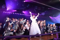 　卒業ドレスをまとい手を振る宮崎美穂（Ｃ）ＡＫＢ４８