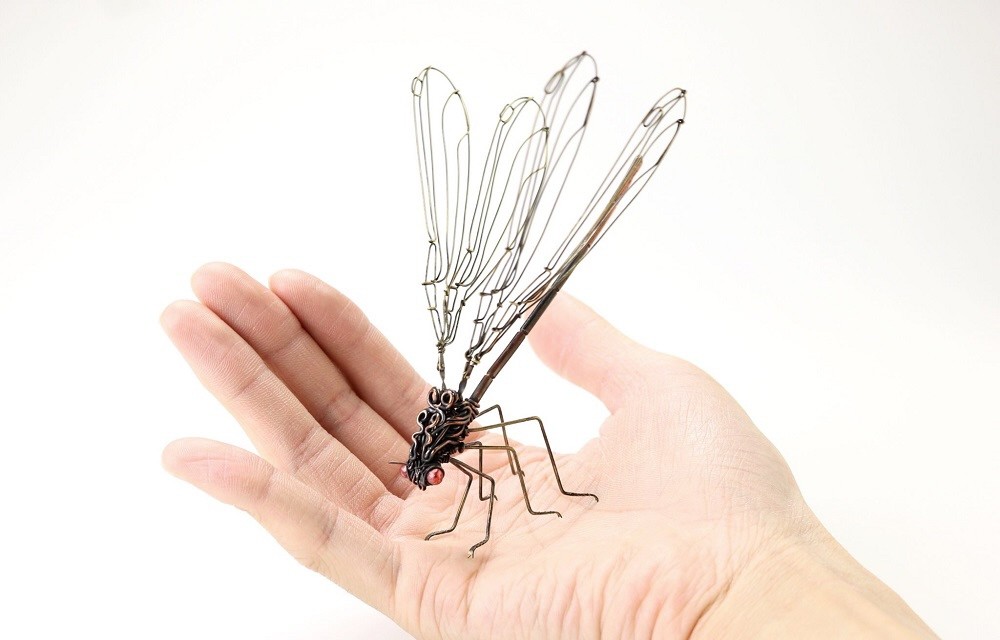 お見事！「平成→令和」トリックアート 姫路の針金造形作家に大注目