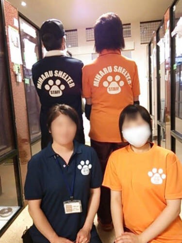 みなさんが着ているのは、江口さんがデザインし、シェルターのスタッフさんたちにプレゼントしたオリジナルユニフォーム