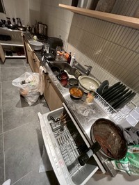 靴を脱がずに室内に入る、ゴミの分別をしないなど文化や慣習の違いも背景に（鈴木さん提供）