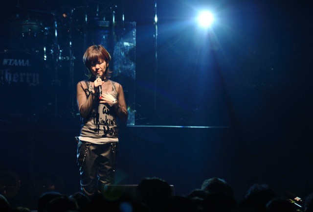 熱唱する渡瀬マキ＝2014年