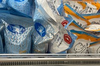 大きく、高さがあるのでスーパーマーケットでは下の段に配置されることが多いようだ