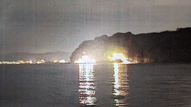 高松市庵治町沖で船が島に乗り揚げる　けが人なし