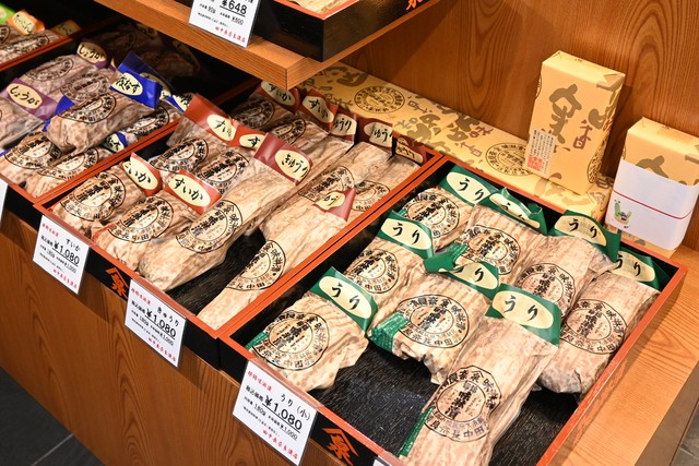 樽詰販売もありますが、食べきりサイズで扱いやすい袋詰めが主流になっています（2026年9月撮影）