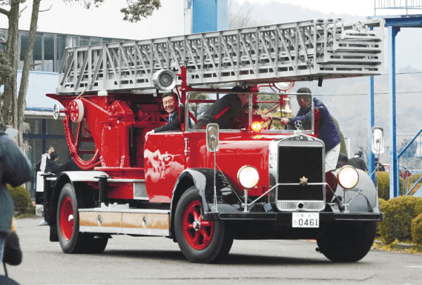 ベンツ機械式はしご車が復活 ｜ 朝日小学生新聞 | 朝日中高生新聞