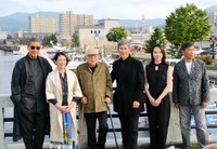 映画「海の沈黙」取材会に登場した（左から）中井貴一、小泉今日子、倉本聰氏、本木雅弘、菅野恵、若松節朗監督＝2023年