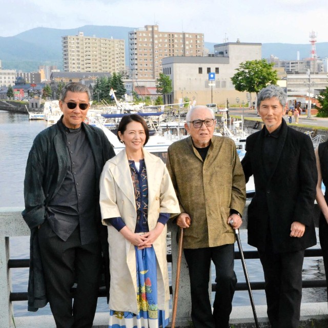 映画「海の沈黙」取材会に登場した（左から）中井貴一、小泉今日子、倉本聰氏、本木雅弘、菅野恵、若松節朗監督＝2023年
