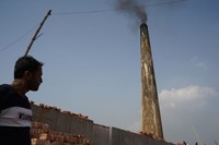 煙突から黒い煙を吐き出す旧式のれんが工場=2024年5月3日、ダッカ郊外、荒ちひろ撮影