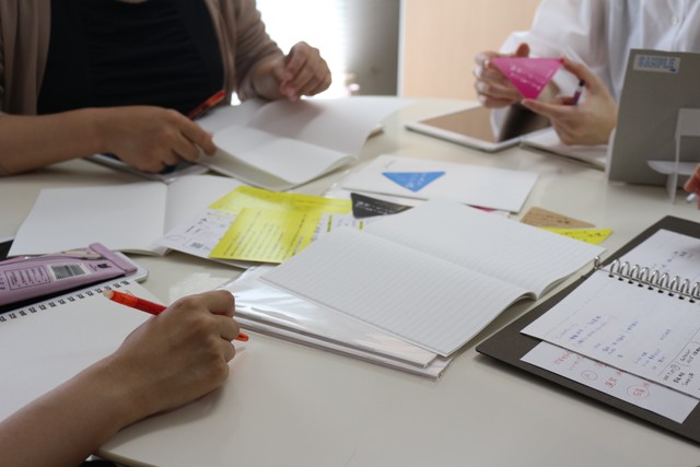 女子企画チーム4人によるミーティング風景（ナガハシ印刷提供）