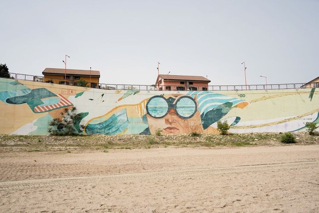 黒海沿いの港町コンスタンツァのビーチを彩る「空気をきれいにする壁画」=2024年4月24日、ルーマニア東部、荒ちひろ撮影