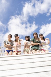 「グラビアンエイジ VOL.1」（KADOKAWA）の裏表紙と巻中グラビアを飾った「#Mooove!」