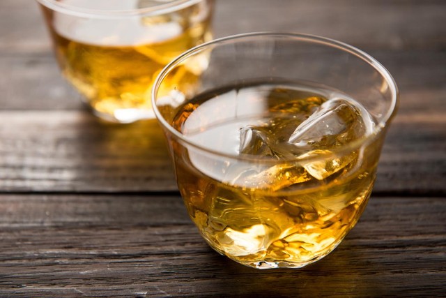 冷たい麦茶のおいしい季節になりました（K/stock.adobe.com）