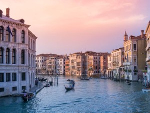 堂々と人前でイチャつくイタリアの恋人たち。私もいつか大好きな人と