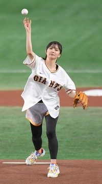 始球式でノーバウンド投球を見せた駒形友梨＝2023年9月、東京ドーム