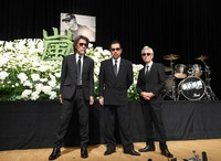 嵐ヨシユキさんのお別れ会に出席し、祭壇の前で挨拶した（左から）ＴＡＫＵ、翔、Ｊｏｈｎｎｙ＝都内